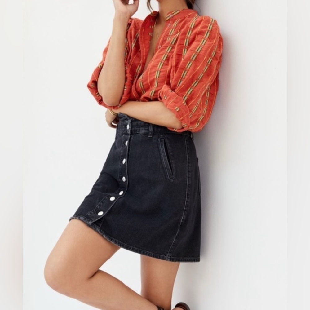 Pilcro Black Denim Button Front  Skirt.    Size-4